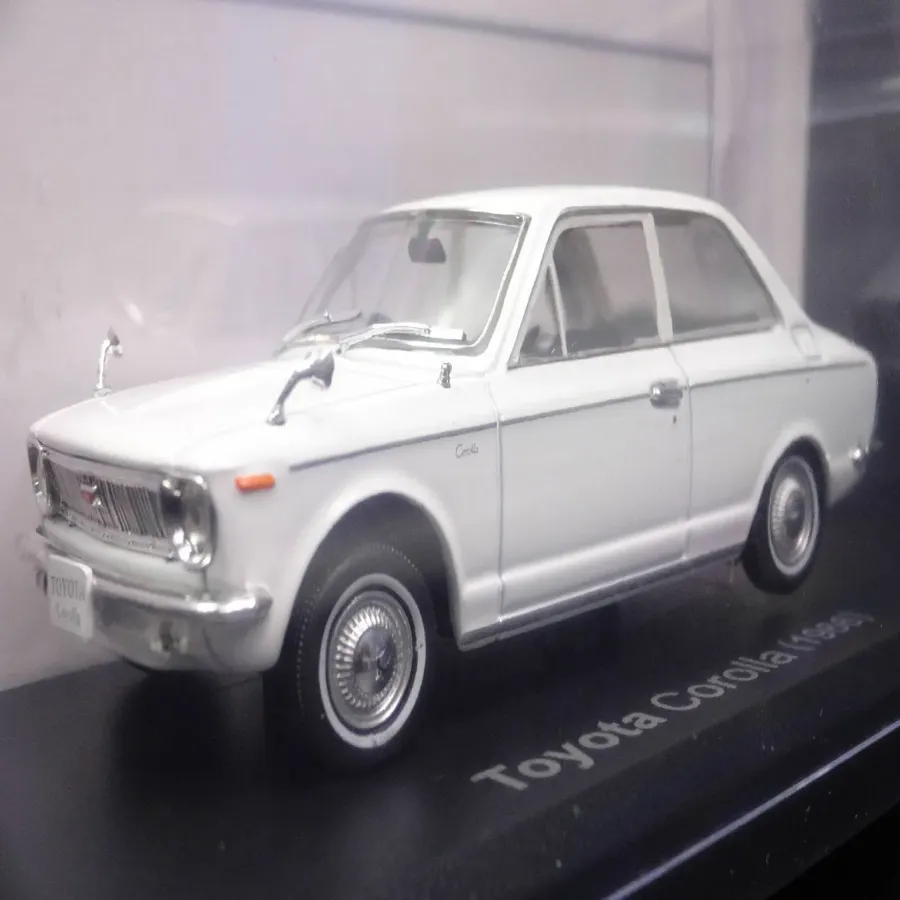 Toyota Corolla 1966 White 1/18 Scale