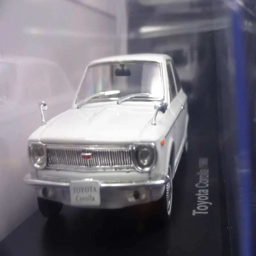 Toyota Corolla 1966 White 1/18 Scale